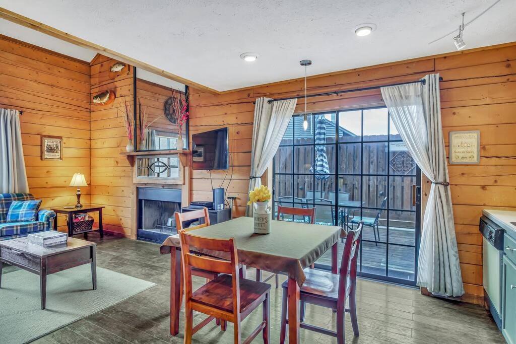 3 Bedroom Log Cabin Condo Close To Everything! 布蘭森 外观 照片